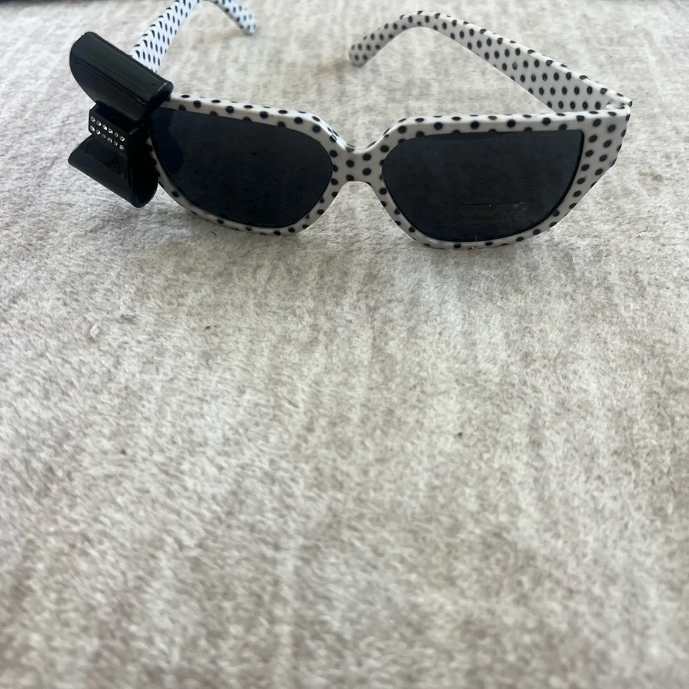 Polka Dot Bow Sunglasses With Black Bow White Wayfare Style New